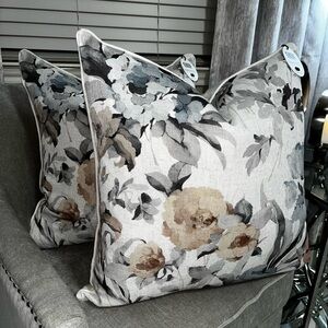 1-NWT CALLISTO HOME FLORAL
DESIGN DECORATIVE PILLOW